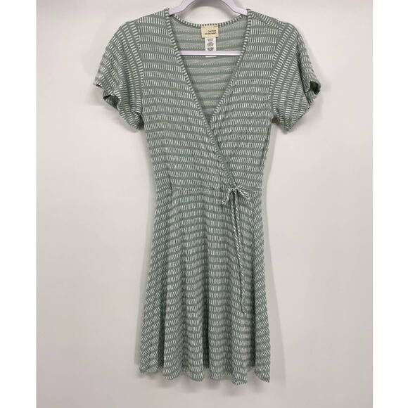 Caution to the Wind Green White Striped Short Sleeve Stretchy Dress NEW Small - Picture 9 of 10